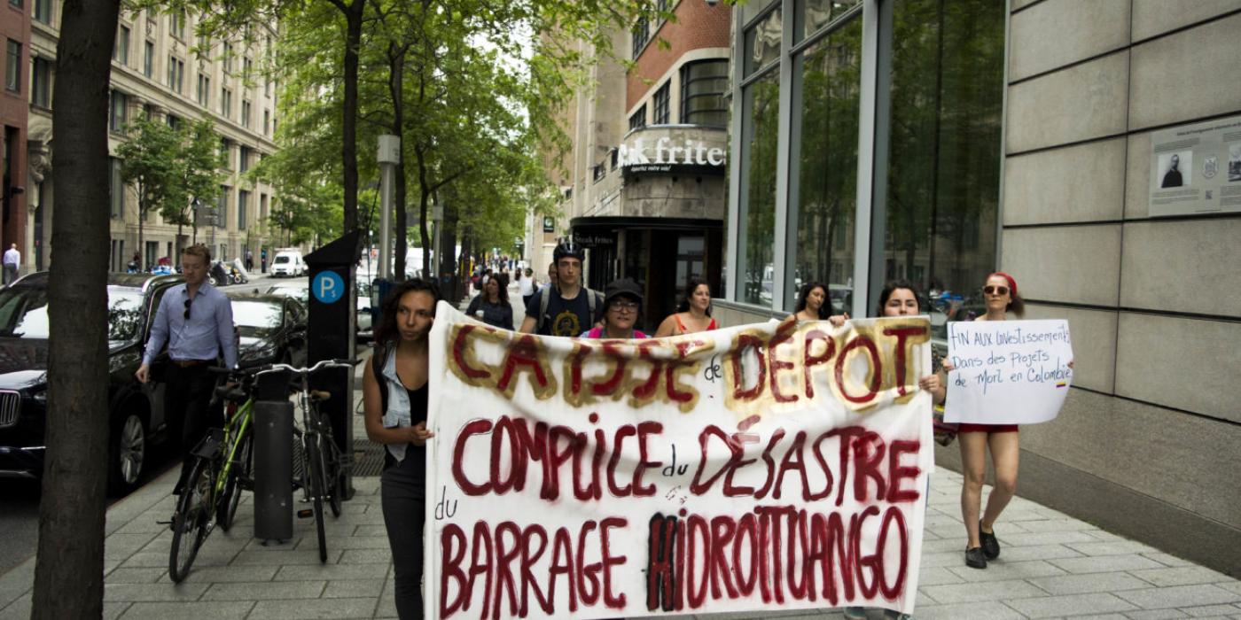 Manifestation à Montréal avec bannière "Caisse de dépôt complique du désastre du barrage Hidroituango"
