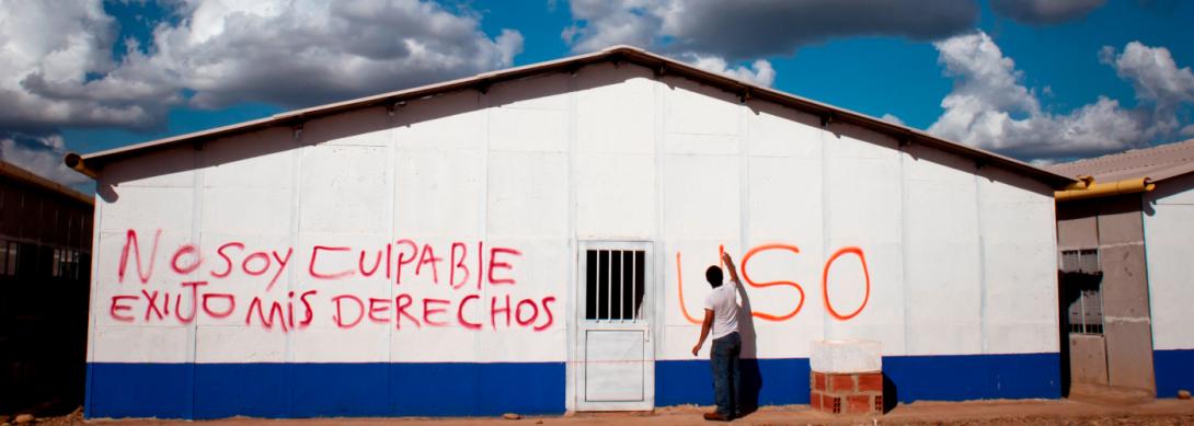 Photo d'un hangar où il est écrit "No soy culpable, exigo mis derechos. USO"